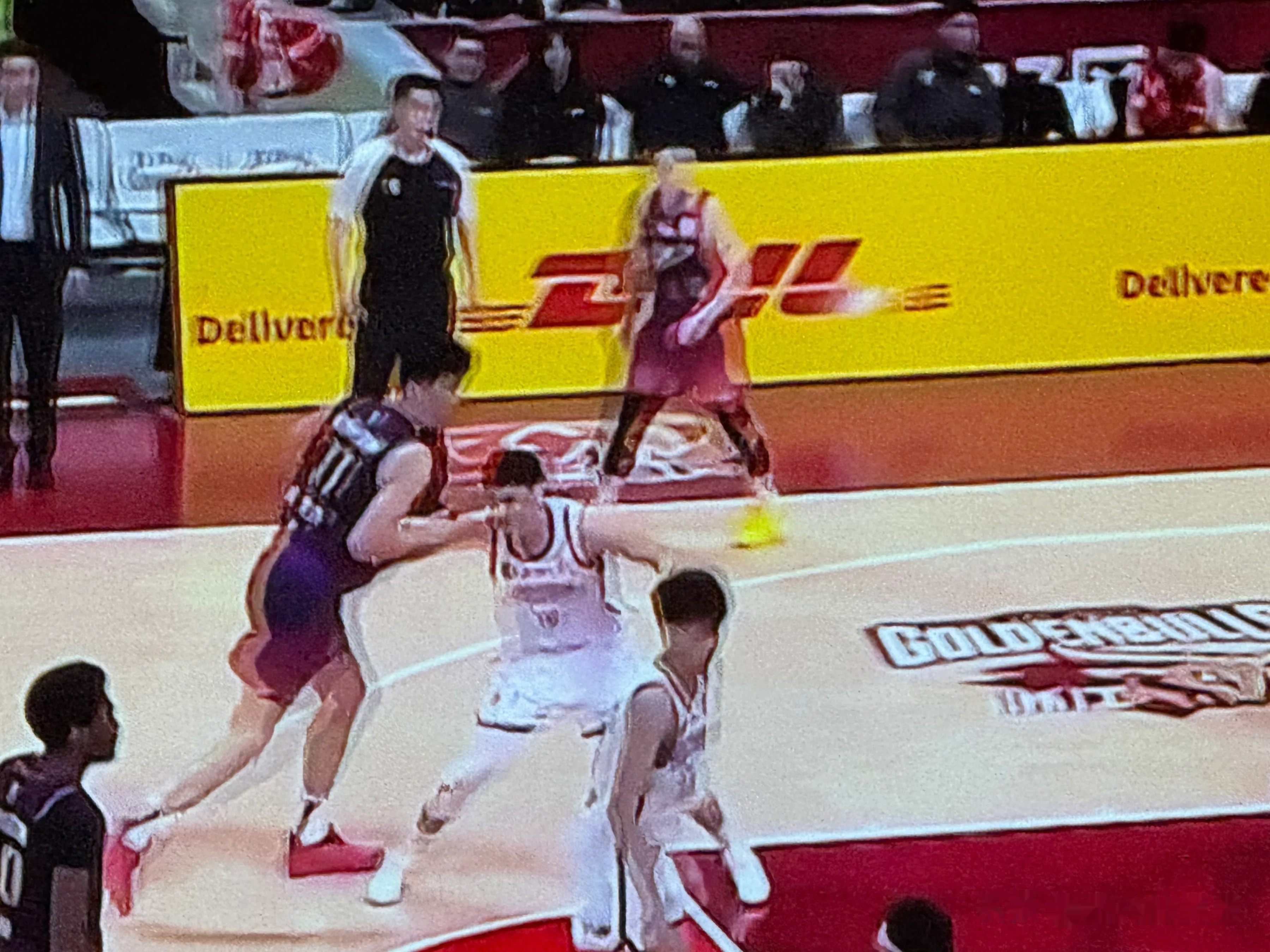 篮球比赛暂停，队员安全问题引发球迷担忧的简单介绍