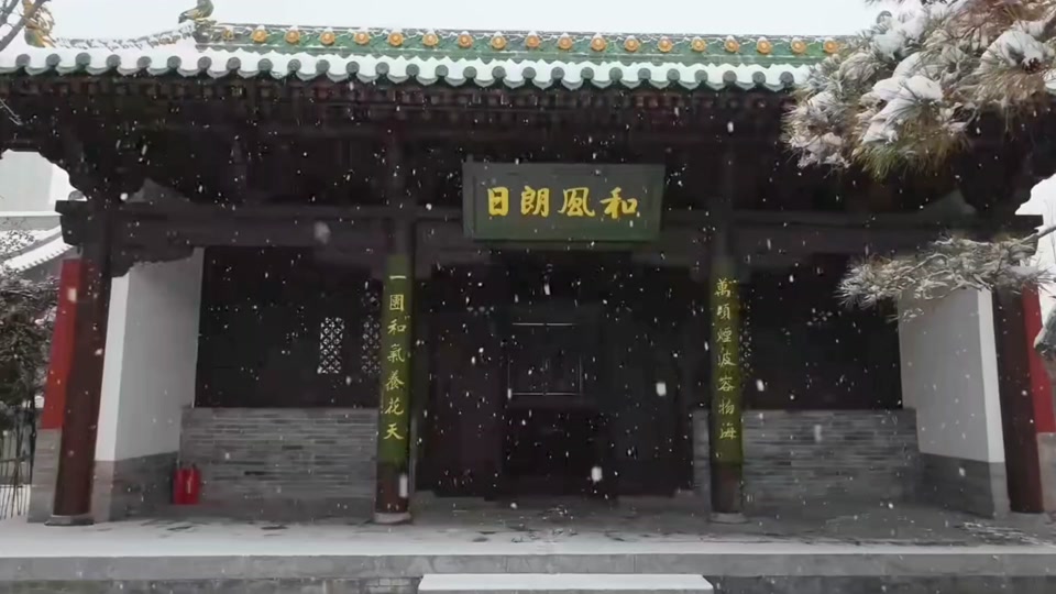 球场刀光剑影，双方实力均衡拼尽全力