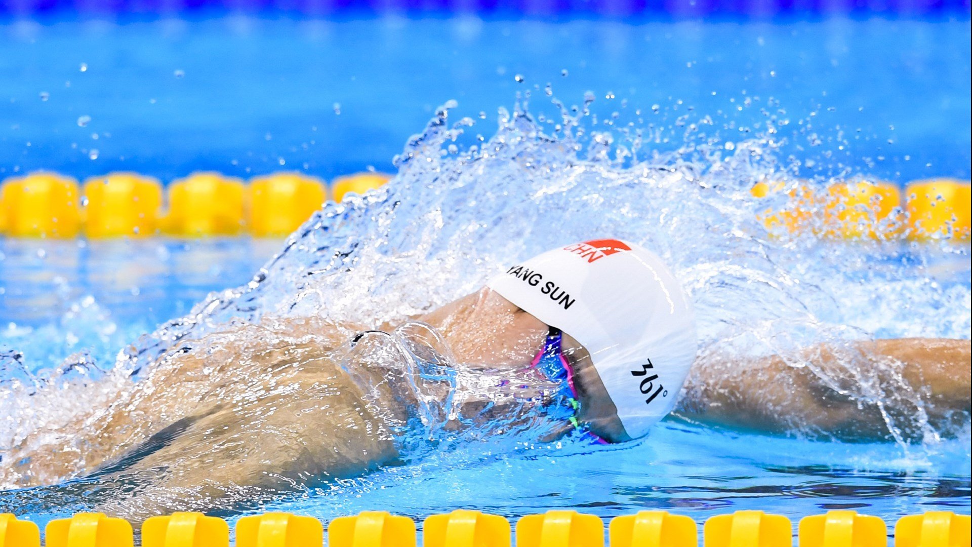 电竞赛场焦点！韩国队对阵巴西队，意外判罚引发热议，比赛氛围紧张